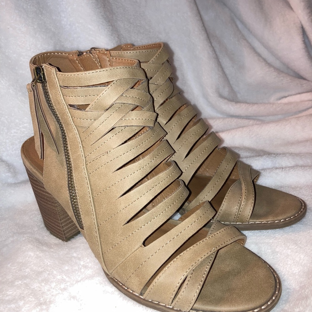 🧸 universal Thread stylish Tan Strappy Sandals s… - image 4